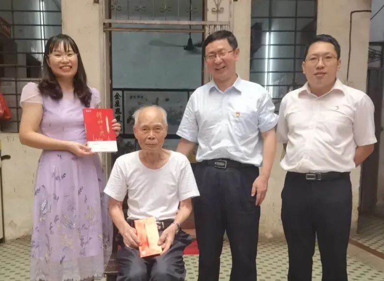 中秋慰问送真情 浓浓眷注暖人心——白云山耀彩网公司慰问首届天下劳模陈雨池
