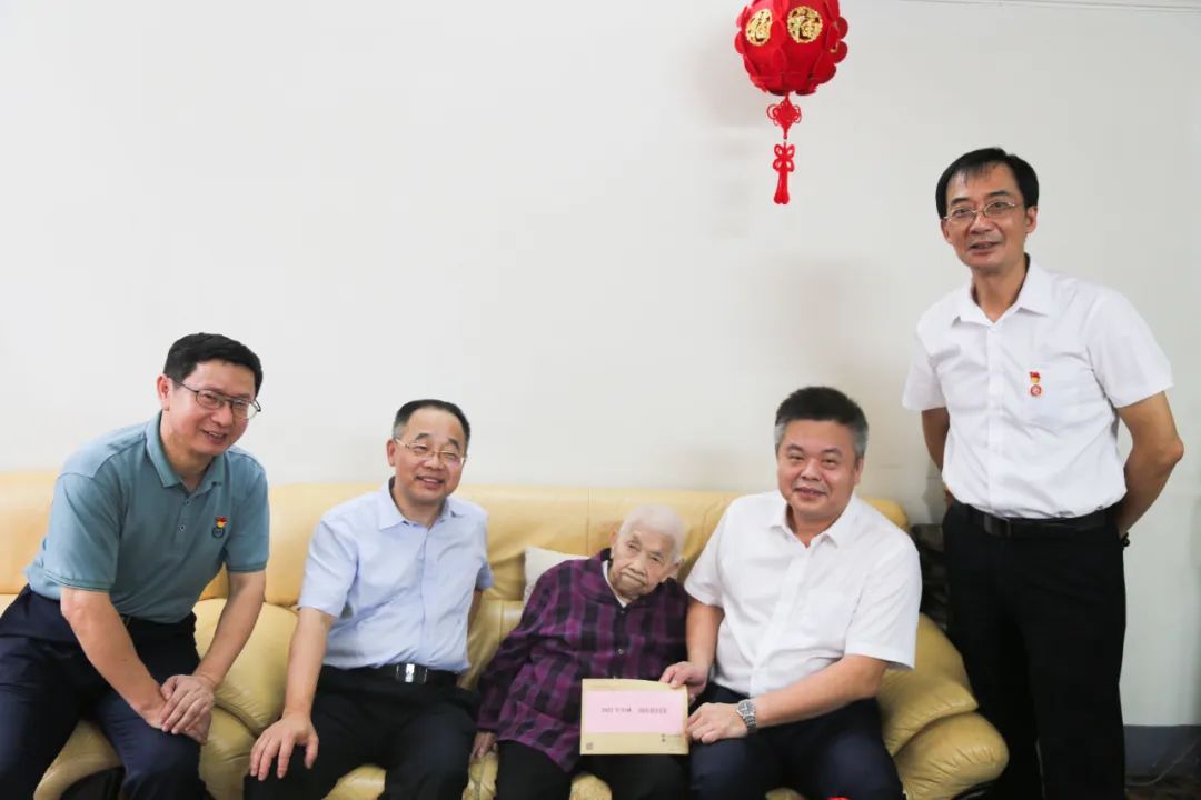 中秋良宵念挚心 不忘初心送真情——白云山耀彩网公司慰问离休干部刘玉珍